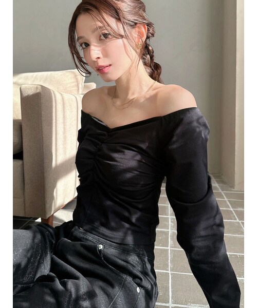 RESEXXY（リゼクシー）の「デコルテギャザーカットトップス（Tシャツ/カットソー・レディース・ホワイト/ブラック/レッド・F）」の4枚目の写真