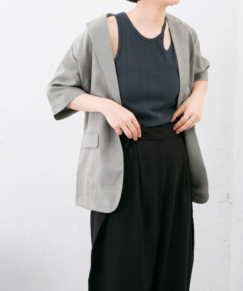 KBF（ケイビーエフ）の「アシメネックタンクトップ（タンクトップ・レディース・CHARCOAL/IVORY/ORG BROWN・one）」の9枚目の写真