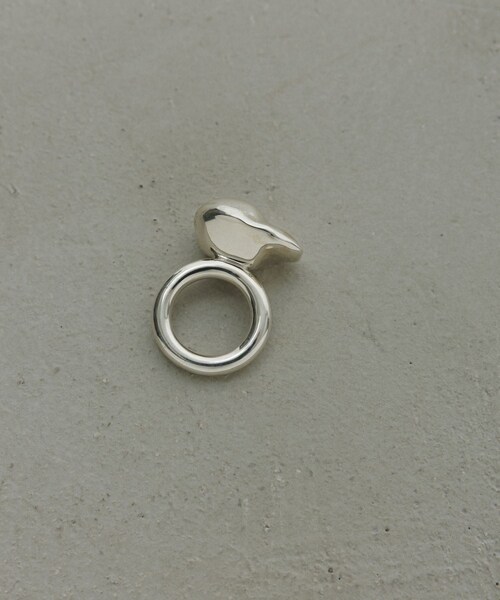 ADAM ET ROPE'(アダムエロペ)の「【EMOELLE】pearl shaped silver ring(リング・レディース・シルバー・F)」の4枚目の写真