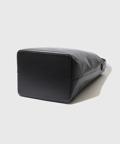 ADAM ET ROPE'(アダムエロペ)の「【AURALEE/オーラリー】LEATHER SHOULDER BAG - M MADE BY AETA(ショルダーバッグ・メンズ・ブラック・F)」の6枚目の写真