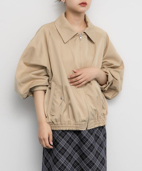 KBF（ケイビーエフ）の「ブライトZIPブルゾン（ブルゾン・レディース・BEIGE/D.NAVY・one）」の3枚目の写真