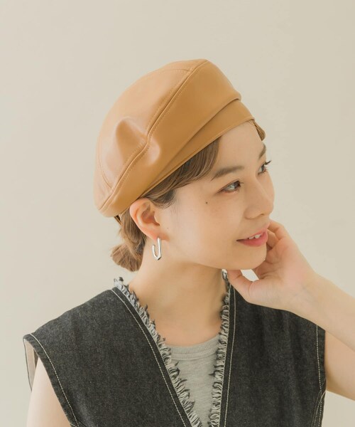 SMELLY（スメリー）の「フェイクレザーバックルベレー（ハンチング/ベレー帽・レディース・BLK/CML・-）」の13枚目の写真