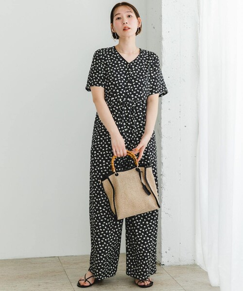 URBAN RESEARCH ROSSO（アーバンリサーチロッソ）の「F by ROSSO　フラワープリントオールインワン（サロペット/オーバーオール・レディース・BLACK/NAVY・36/38）」の5枚目の写真