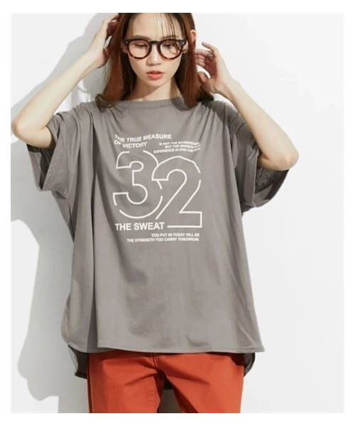 nissen（ニッセン）の「＜大きいサイズ＞５分袖ビッグシルエットプリントチュニックＴシャツ（吸汗速乾）（薄手素材）（Tシャツ/カットソー・レディース・ブルー(スニーカー)/ライトグリーン(カレッジ)/ダスティピンク(リス)/オートミール(フォト)/黒(ネコ)/黒(アメカジ)/オートミール(パンダ)/ブルーグリーン(オーシャン)/グレー(ナンバーロゴ)/ネイビー(フレンチロゴ)/パープル(ネコ)/エメラルド(オーシャン)/オフホワイト(レモン)/くすみピンク(フロントロゴ)/ベージュ(スクエアロゴ)/黒(ハート)/ライトグレー(パンダ)/ライトブルー(アイスクリーム)/ネイビー(手描き風アート)/チャコール(フロントロゴ)・L~LL/3L~4L/5L~6L/8L/10L）」の13枚目の写真