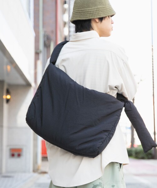 SENSE OF PLACE by URBAN RESEARCH（センスオブプレイスバイアーバンリサーチ）の「ナイロンパデットビックショルダー（ショルダーバッグ・メンズ・BLACK/WHITE/CHARCOAL/L.BLUE・one）」の10枚目の写真