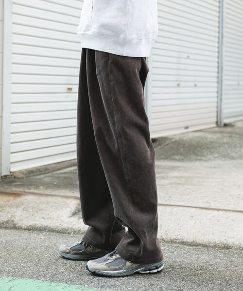 URBAN RESEARCH DOORS（アーバンリサーチドアーズ）の「2タック太畝コーデュロイパンツ（その他パンツ・メンズ・BROWN/CHARCOAL・M/L）」の18枚目の写真