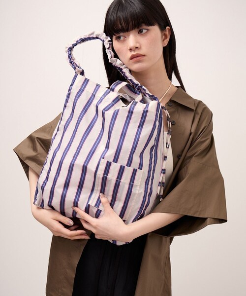 ADAM ET ROPE'（アダムエロペ）の「【WEB限定】・【定番】ギャザー2WAYミドルショルダーバッグ（ショルダーバッグ・レディース・ブラウン/ネイビー/サックス/ピンク・F）」の17枚目の写真
