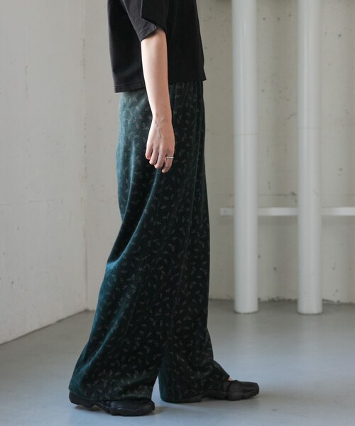 URBAN RESEARCH DOORS(アーバンリサーチドアーズ)の「FORK&SPOON ベロアプリントイージーパンツ(その他パンツ・レディース・BLACK/DARKGREEN・1/2)」の21枚目の写真