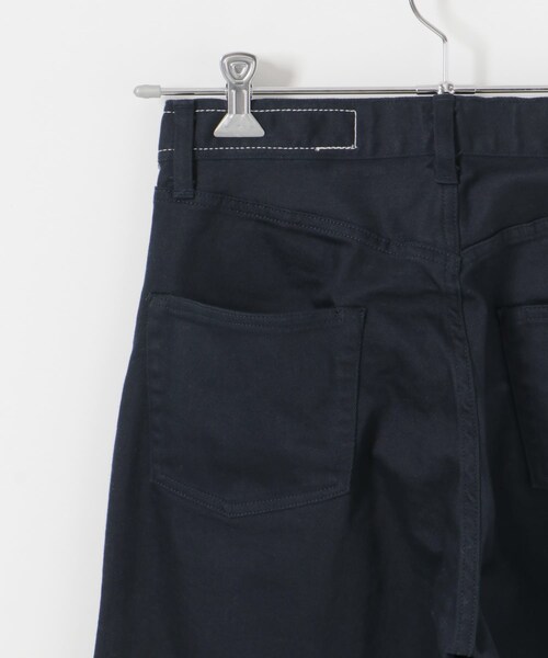 URBAN RESEARCH（アーバンリサーチ）の「KURO　BIG TUCK FLARE DENIM（デニムパンツ・レディース・NAVY/IVORY/BLUE・25/26/27）」の18枚目の写真