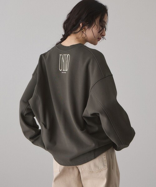 ADAM ET ROPE'(アダムエロペ)の「【サステナブル】ロゴフォルムスウェット(スウェット・レディース・チャコール/キナリ系/ライトグリーン・F)」の6枚目の写真