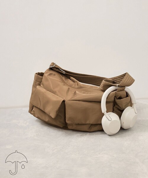 ADAM ET ROPE'(アダムエロペ)の「【WEB限定】撥水ビッグショルダーダブルポケットバッグ(ショルダーバッグ・レディース・ブラック/ブラウン系・F)」の3枚目の写真