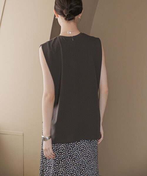 URBAN RESEARCH(アーバンリサーチ)の「汗染み防止ショルダータックカットソー(タンクトップ・レディース・OFF WHITE/CHARCOAL/BLUE GRAY・Free)」の18枚目の写真