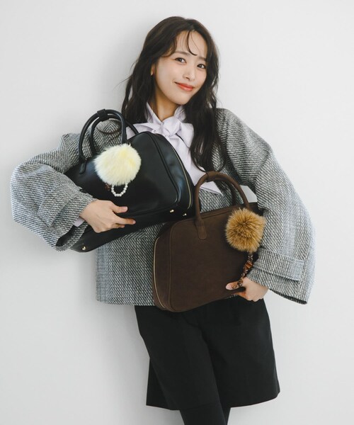 RODE SKO(ロデスコ)の「『別注』AJUGA.×RODE SKO ファーチャーム付きボストンバッグ(ボストンバッグ・レディース・BLACK/D.BROWN・-)」の4枚目の写真