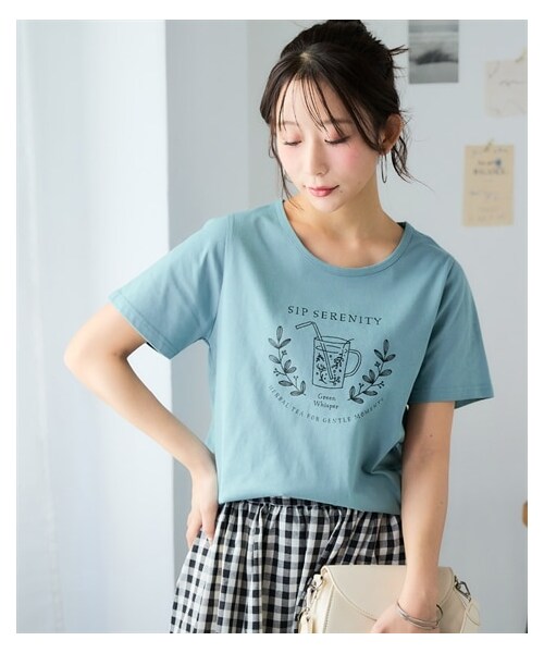 nissen（ニッセン）の「【ひんやりコットン】プリントTシャツ（綿１００％・接触冷感・UVカット）（選べる柄）＜大きいサイズ有＞（Tシャツ/カットソー・レディース・クールロゴ:オフホワイト/クールロゴ:黒/カーブロゴ:チャコールグレー/[在庫限り]カーブロゴ:アイス杢/ブロックデザインロゴ:アイス杢/ドロップ:ブロックデザインロゴ:ネイビー/[在庫限り]ハチドリ:グレージュ/[在庫限り]看板ネコ:モーブピンク/[在庫限り]看板ネコ:グレージュ/[在庫限]リラックス猫スモーキーブルー/5匹のハリネズミ:ピスタチオ/カラフルフラワーロゴ:黒/[在庫限]ハンギングフラワー:ラベンダー/[在庫限り]雑貨フラワー:ミントブルー/大人ロゴ:オフホワイト/レタリングロゴ:チャコールグレー/フレンチロゴ:グレージュ/ほのぼのネコ:ミント/ワンポイントネコ:ブルー/草花:ピンクベージュ/大人ロゴ:黒/筆記ロゴ:黒/雑貨:ダークミント/パイナップル:チャコールグレー/ラビット:ダークピンク/黒ネコ:ソフトブルー/日々ネコ:オートミール・S/M/L/LL/3L/4L/5L/6L/8L/10L）」の17枚目の写真