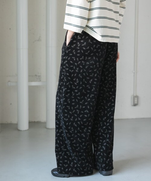 URBAN RESEARCH DOORS(アーバンリサーチドアーズ)の「FORK&SPOON ベロアプリントイージーパンツ(その他パンツ・レディース・BLACK/DARKGREEN・1/2)」の5枚目の写真