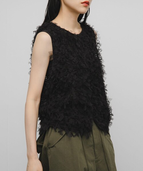 KBF（ケイビーエフ）の「チュールフリンジトップス（ベスト・レディース・IVORY/BLACK・one）」の2枚目の写真