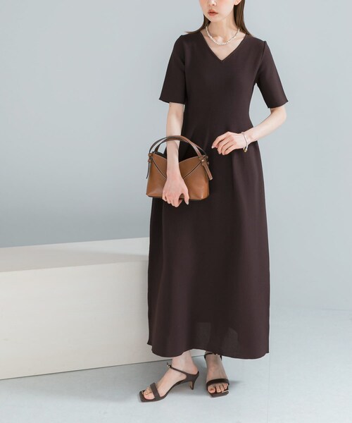 URBAN RESEARCH ROSSO（アーバンリサーチロッソ）の「『一部WEB限定カラー』フォルムニットVネックワンピース（ワンピース・レディース・BLACK/BROWN/RED・36/38）」の3枚目の写真