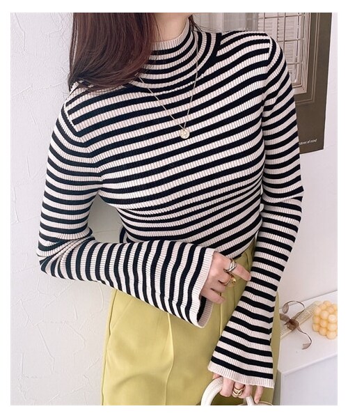 nissen（ニッセン）の「袖フレアハイネックニット（ニット/セーター・レディース・クロ/キナリ/クロ×オフ・F）」の3枚目の写真