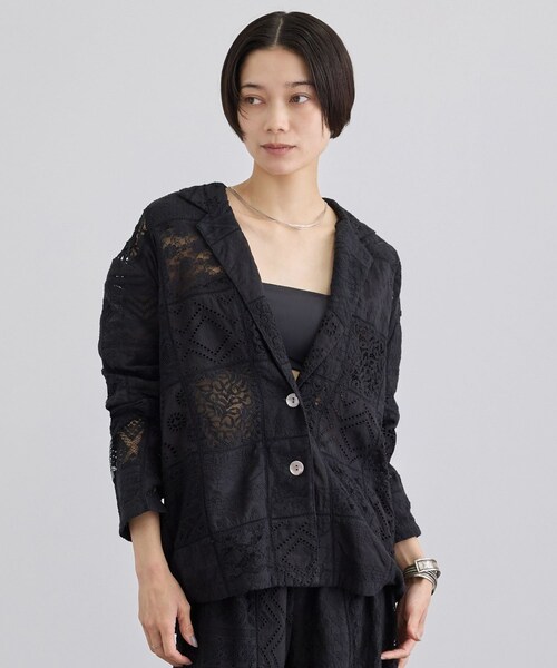 ADAM ET ROPE'(アダムエロペ)の「【WEB限定】刺繍レースパッチワークシャツジャケット/ セットアップ対応(テーラードジャケット・レディース・ブラック/ホワイト・F)」の4枚目の写真