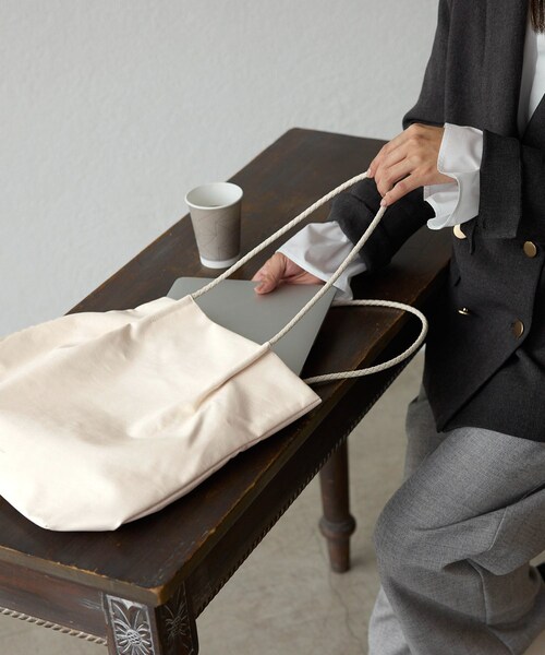 ROPE' PICNIC(ロペピクニック)の「【A4対応・洗える】メッシュハンドルトートバッグ(トートバッグ・レディース・ブラック系/ライトグレー/キナリ系/ワイン系/イエロー系/シルバー系/ブラック/グレー/キナリ/ブラウン系/ベージュ/ブルー/ブルー系/ラベンダー/レッド/ピンク/ローズピンク/ピンク系/ゴールド/シルバー/ブラウン/ライトグリーン・F)」の11枚目の写真