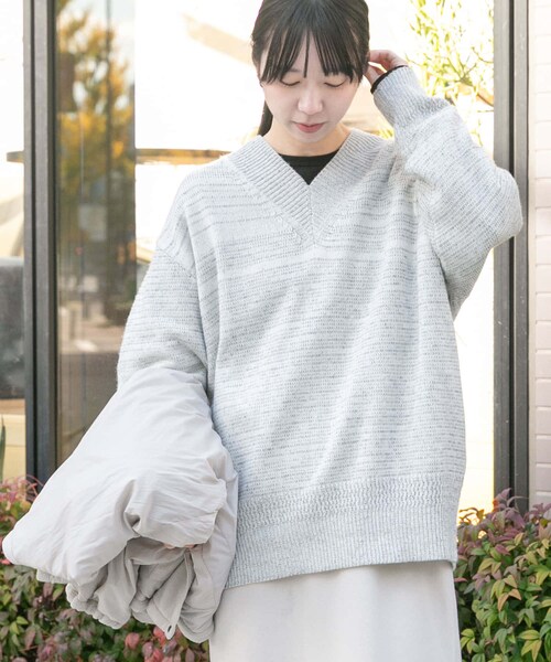 EKAL（エカル）の「Vネックバルキーボーダーニット（ニット/セーター・レディース・オフ/グレー/ブラック・One）」の6枚目の写真