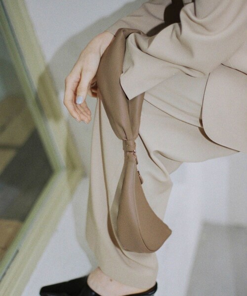 ADAM ET ROPE'(アダムエロペ)の「【PFT】Tori Clutch Bag(クラッチバッグ・レディース・ブラック/ベージュ・F)」の8枚目の写真