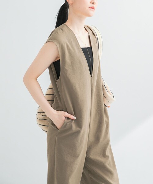 URBAN RESEARCH（アーバンリサーチ）の「『2サイズ展開』リネンライク深Vネックオールインワン（サロペット/オーバーオール・レディース・KHAKI/BLACK・36/38）」の18枚目の写真
