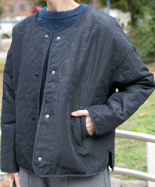 ITEMS URBANRESEARCH(アイテムズ アーバンリサーチ)の「ノーカラー中綿ブルゾン(ノーカラージャケット・レディース・BLK/BEG/BRN・FREE)」の10枚目の写真