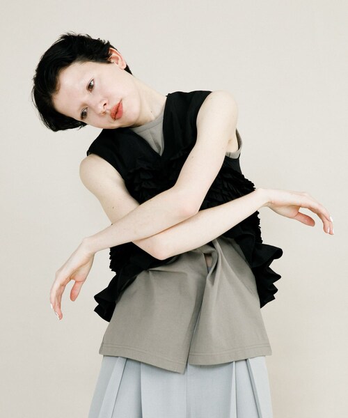 LAATO（ラート）の「slit no sleeve tee（タンクトップ・レディース・パール/クレイ・FREE）」の18枚目の写真