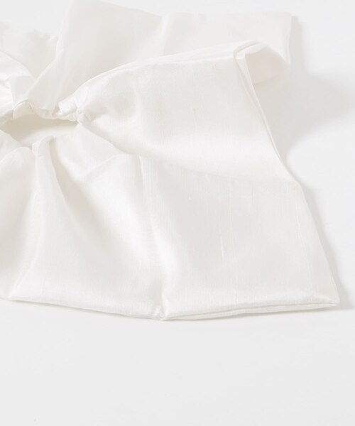 URBAN RESEARCH ROSSO（アーバンリサーチロッソ）の「heyep　Silk Square Large Scrunchie（ヘアゴム・レディース・BLACK/WHITE/別注BLUE・-）」の6枚目の写真