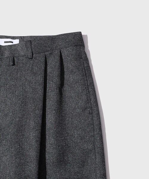 ADAM ET ROPE'（アダムエロペ）の「【REVERBERATE/リバーバレイト】TACKED TROUSERS（スラックス・メンズ・ブラック/ダークブラウン・1/2）」の8枚目の写真