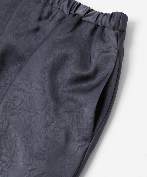 KBF（ケイビーエフ）の「クラッシュサテンナロースカート（スカート・レディース・BEIGE/CHARCOAL/BLACK・One）」の21枚目の写真