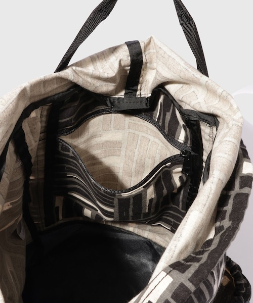 ADAM ET ROPE'（アダムエロペ）の「【ENGINEERED GARMENTS/エンジニアド ガーメンツ】UL 3 Way Bag - CL Tile Print Canvas（バックパック/リュック・メンズ・ブラック・F）」の16枚目の写真