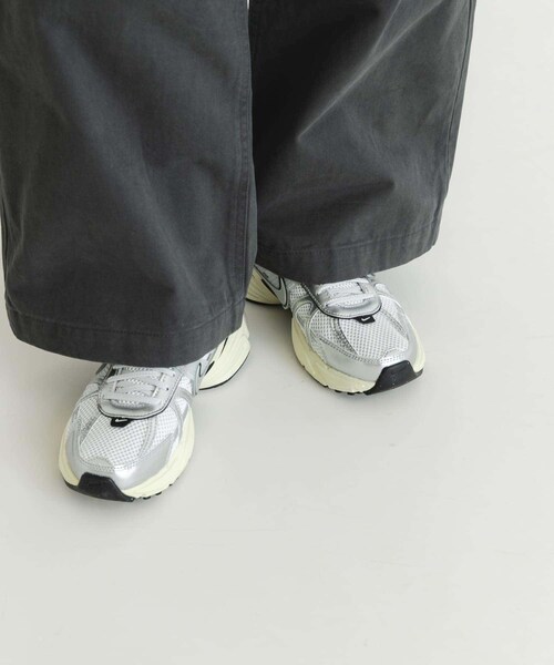 URBAN RESEARCH(アーバンリサーチ)の「NIKE V2Kラン(スニーカー・レディース・ピュア メタリック/ホワイト/シルバー/SAIL/ST GR/PRTCL BG・23.5/24/24.5/23/25)」の6枚目の写真