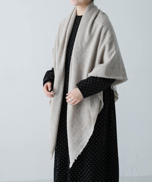 かぐれ（カグレ）の「OLU NATURAL BASIC　空羽入り綾織スクエア（ストール/ショール・レディース・グレー/ホワイト・-）」の2枚目の写真