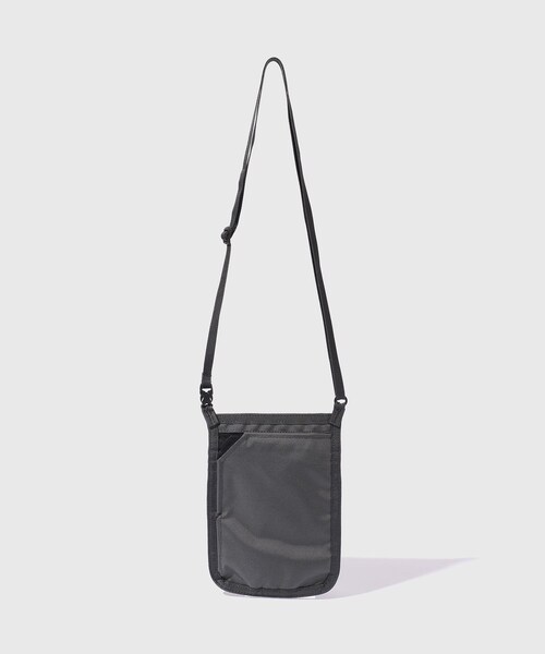 ADAM ET ROPE'(アダムエロペ)の「【MONOLITH/モノリス】NECK POUCH STANDARD S(ショルダーバッグ・メンズ・ライトグレー/ブラック・F)」の2枚目の写真