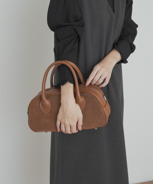 URBAN RESEARCH DOORS(アーバンリサーチドアーズ)の「MARCO BIANCHINI スウェードレザーラウンドバッグ(ショルダーバッグ・レディース・NERO/CUOIOSCURO・FREE)」の3枚目の写真