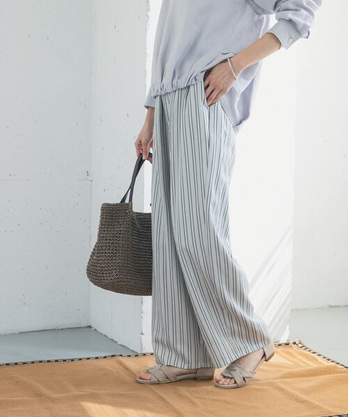 URBAN RESEARCH DOORS（アーバンリサーチドアーズ）の「ストライプタックイージーパンツ（その他パンツ・レディース・NATURAL/GRAY・Free）」の4枚目の写真