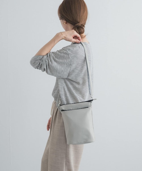 URBAN RESEARCH DOORS（アーバンリサーチドアーズ）の「撥水ショルダーバッグ（ショルダーバッグ・レディース・L.GRAY/BLACK・One）」の2枚目の写真