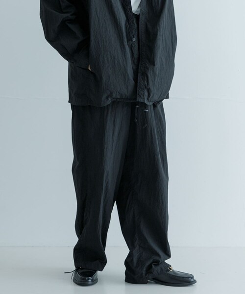 URBAN RESEARCH(アーバンリサーチ)の「ATON HANDDYED NYLONOVER PANTS(その他パンツ・メンズ・075 NAVY/105 BLK・4/6)」の4枚目の写真