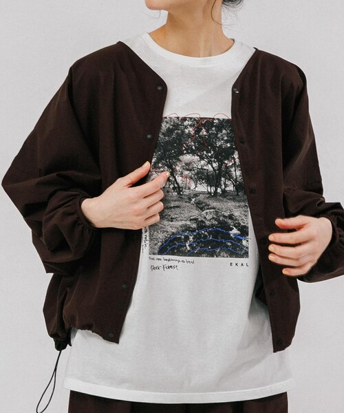 EKAL（エカル）の「フォトプリントショートスリーブTシャツ（Tシャツ/カットソー・レディース・ホワイト/ベージュ/グレー・One）」の6枚目の写真