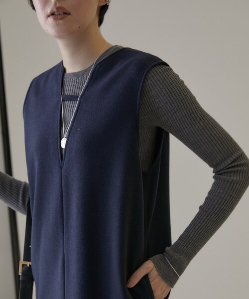 ADAM ET ROPE'（アダムエロペ）の「【公式サイト限定】【BATONER for SALON】別注ボートネックリブプルオーバー（ニット/セーター・レディース・ブラック/イエロー/グレー/オフホワイト/ベージュ・F）」の18枚目の写真