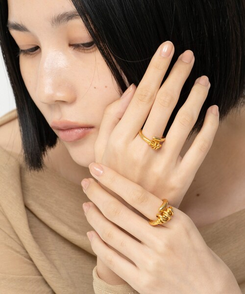 SENSE OF PLACE by URBAN RESEARCH(センスオブプレイスバイアーバンリサーチ)の「LAPUIS Coil Hug リング A(リング・レディース・SILVER/GOLD/MULTI・11号)」の2枚目の写真