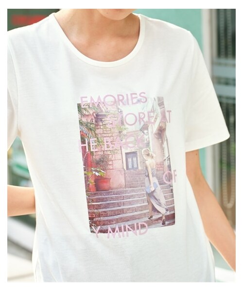 nissen（ニッセン）の「大きいサイズ 綿混プリントTシャツ（吸汗速乾）（薄手素材）（Tシャツ/カットソー・レディース・オフホワイト(ガールフォト)/黒(変形ロゴ)/ラベンダー(フラワー)/カーキ(スカーフモチーフ)/ブルーグレー(クジラ)/ピーナッツ(カレッジタイガー)/ピンク(ヤシの木)/チャコール(数字ロゴ)/黒(フォトグラフィック)/ネイビー(シンプルロゴ)・L/LL/3L/4L/5L/6L/8L/10L）」の13枚目の写真