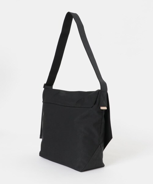 URBAN RESEARCH(アーバンリサーチ)の「Hender Scheme FLAP SHOULDER BIG(ショルダーバッグ・メンズ・Black/Beige/Khaki・Free)」の6枚目の写真
