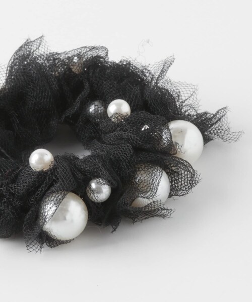 URBAN RESEARCH ROSSO（アーバンリサーチロッソ）の「kaene　チュールフリルパールシュシュ（ヘアゴム・レディース・OFF WHITE/BLACK・Free）」の8枚目の写真