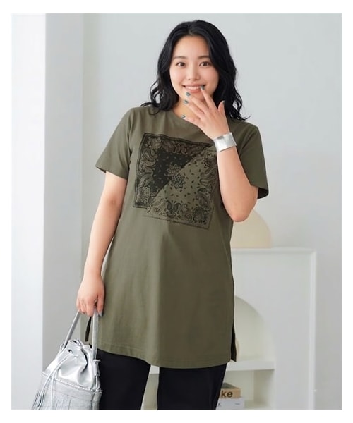 nissen（ニッセン）の「大きいサイズ　【ひんやりコットン】綿１００％ＡラインプリントチュニックＴシャツ（接触冷感・UVカット）（チュニック・レディース・黒(フォトフラワー)/ねこ:セージグリーン/くま:黒/シンプルロゴ:モカベージュ/アメカジ:ネイビー/オーシャン:ネイビー/ドーナツ:オートミール/バンダナ:カーキ/スニーカー:クリーム/フォト風景:チャコールグレー/黒(グラフィック)/オフホワイト(ネコ)/チャコール(モノクロスィーツ)/ネイビー(ハワイ)/グレージュ(ロゴ)(新色)/アイボリー(花瓶)/ミント(鳥)/ピンク(パンダ)/カーキ(サークルロゴ)・L/LL/3L/4L/5L/6L/8L/10L）」の13枚目の写真