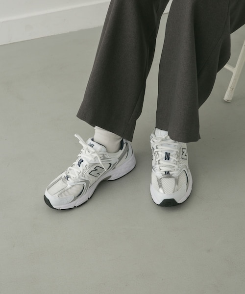 URBAN RESEARCH DOORS(アーバンリサーチドアーズ)の「NEW BALANCE MR530(スニーカー・レディース・WHITE/GRAY・23.5/24/24.5)」の4枚目の写真