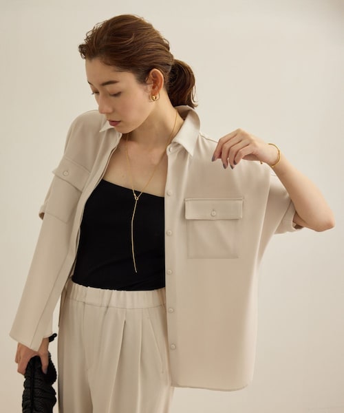 ROPE'（ロペ）の「【洗える・カセット服】バックサテン ドルマンブラウス/お仕事・通勤・セットアップ対応（シャツ/ブラウス・レディース・ベージュ/ネイビー/ネイビー系・36/38）」の4枚目の写真