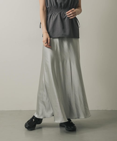 SENSE OF PLACE by URBAN RESEARCH（センスオブプレイスバイアーバンリサーチ）の「『一部WEB限定カラー』ナローサテンスカート（スカート・レディース・BLACK/IVORY/CHARCOAL/YELLOW/SILVER・S/M/TALL）」の5枚目の写真